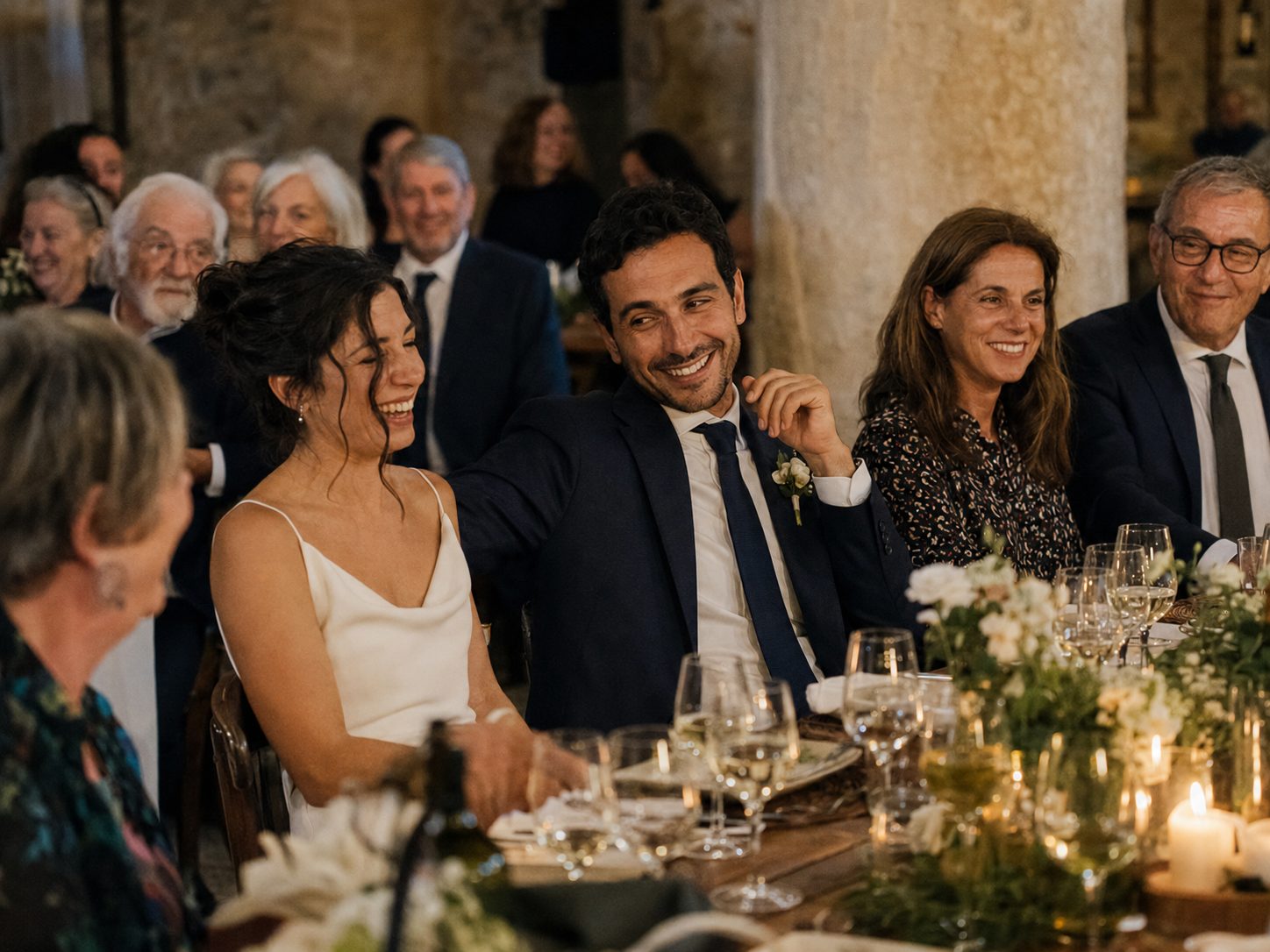 Invitati durante il ricevimento di matrimonio