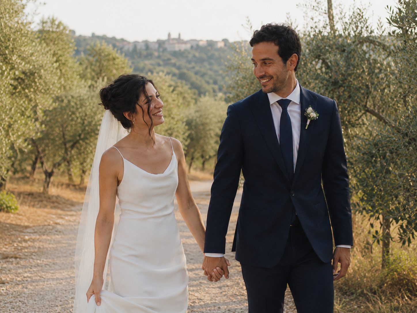 Sposi tra gli ulivi durante il servizio fotografico
