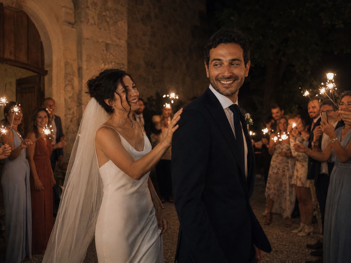 Gli amici che ballano alla festa di matrimonio