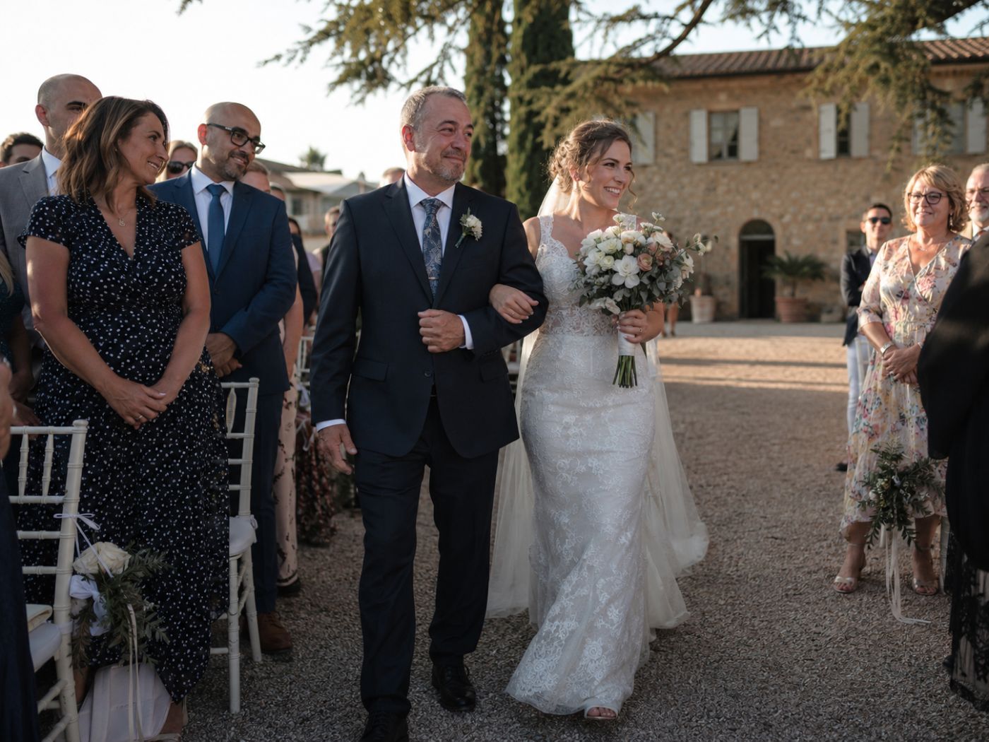 Sposi durante l'uscita dalla cerimonia